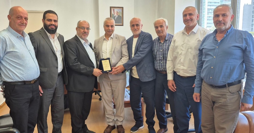 زار وفد من جمعية الوعي والمواساة الخيرية المدير العام للنقل البحري والبري في وزارة…