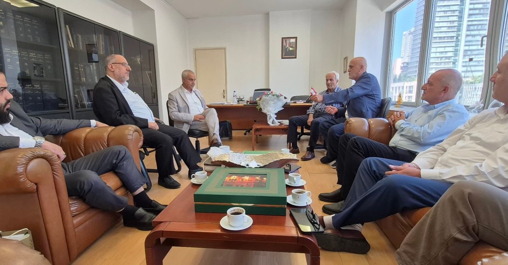 زار وفد من جمعية الوعي والمواساة الخيرية المدير العام للنقل البحري والبري في وزارة…